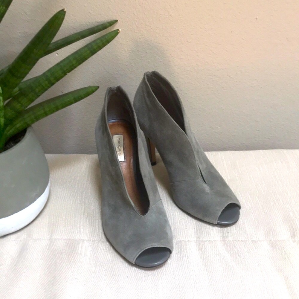 Halogen 8 women’s Rowen gray studded leather suede heels Peep toe booties